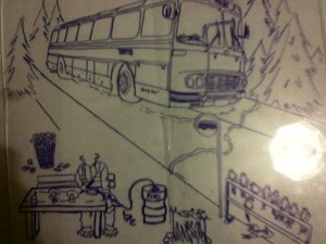 Nejdříve jsem si autobus namalovala na folii, kterou jsem pak vložila pod sklo a konturama obkreslila.